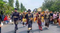 Bupati Jember Tampil Percaya Diri dengan Baju Adat Batak Mandailing dalam Karnaval Budaya
