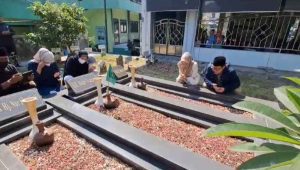 Cak Imin Ziarah Kubur Sebelum Deklarasi Pasangan dengan Capres Anies Baswedan