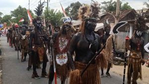 Beragam Pakaian dan Tarian Tradisional Warnai Karnaval Desa Lampeji Jember