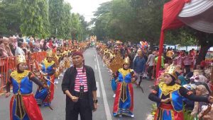 Kadisparbud Jember Ikut Menari Perang Sadeng Bersama Defile Puger