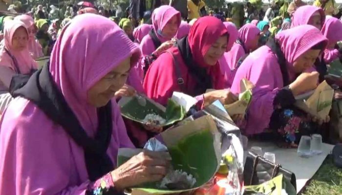 Makan Belasan Ribu Porsi Nasi Kikil dan Gerebek Gunungan Ikan Lele di Jombang