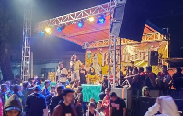 Pikap tabrak karnaval