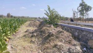 Sisa Material JLS Diduga Sengaja Dibiarkan, Ganggu Lahan Petani