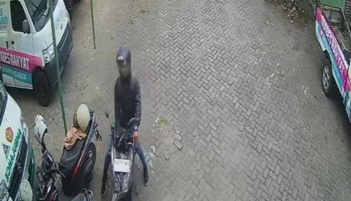 Terekam CCTV, Motor Wartawan Jember Raib dalam Hitungan Detik Saat Liputan