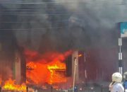 Diduga Korsleting Listrik, Gudang Sinar Jaya Listrik Jember Hangus Terbakar