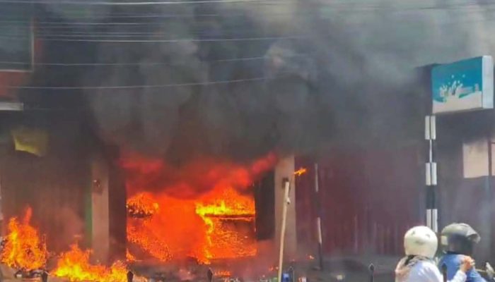 Diduga Korsleting Listrik, Gudang Sinar Jaya Listrik Jember Hangus Terbakar