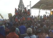 Melihat Keseruan Lautan Manusia Berebut Puluhan Gunungan Tumpeng Tahu di Jombang