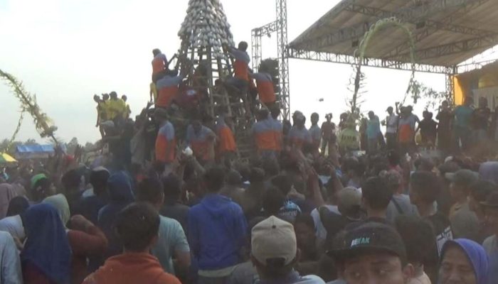 Melihat Keseruan Lautan Manusia Berebut Puluhan Gunungan Tumpeng Tahu di Jombang