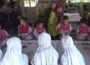 Puluhan Siswa TK Jombang Belajar Membatik Bersama di Hari Batik Nasional