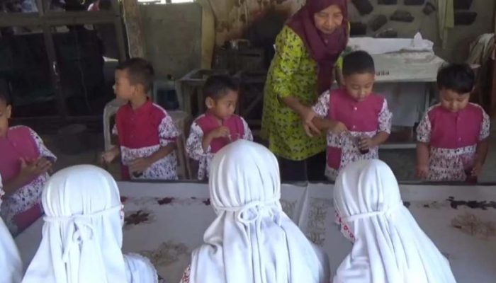 Puluhan Siswa TK Jombang Belajar Membatik Bersama di Hari Batik Nasional