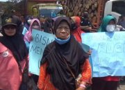Geram Serbuk Kayu Cemari Kampung Halaman, Ratusan Warga Jombang Demo dan Blokir Pabrik