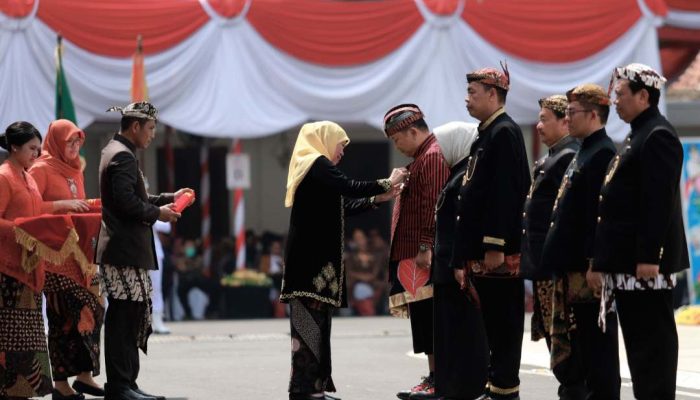 Bupati Jember Dapat Penghargaan Lencana Emas Jer Basuki Mawa Beya dari Gubernur Jatim
