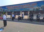 Sambut Hari Santri, Pelayanan SIM di Jombang Pakai Baju Muslim