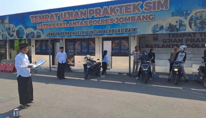 Sambut Hari Santri, Pelayanan SIM di Jombang Pakai Baju Muslim