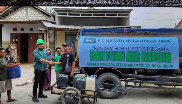 CSR PT MNJ Salurkan Bantuan Air Bersih Wujud Peduli Sesama