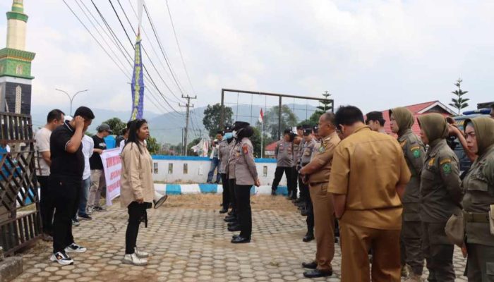 Pendemo Ini Nangis di Depan Kepala Bakesbangpol Lebong