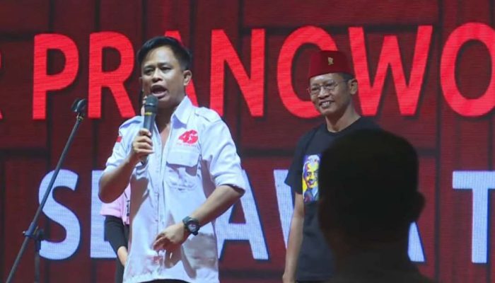 Kecewa dengan Jokowi, Relawan Ramai-ramai Lepas Seragam Rumah Jokowi