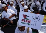 Berseragam Putih dan Atribut Palestina, Ribuan Warga Jombang Gelar Istighosah dan Doa Bersama