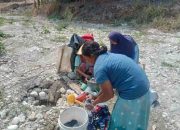 Warga Jombang Mengais Air Bersih di Kubangan Sungai yang Mengering