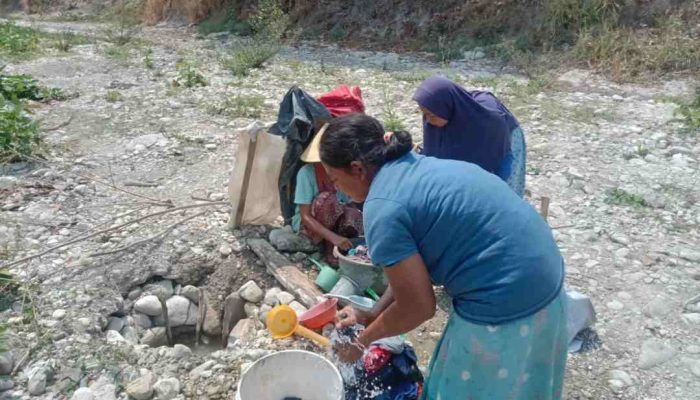Warga Jombang Mengais Air Bersih di Kubangan Sungai yang Mengering