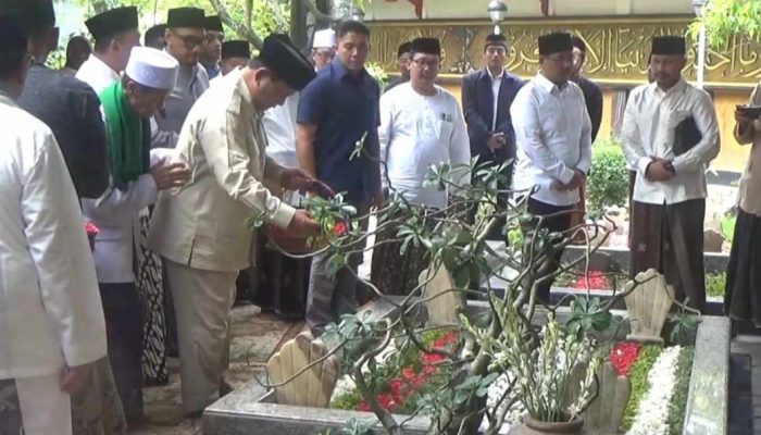 Ziarah ke Makam Gus Dur, Prabowo Subianto Temui Kiai Mataraman