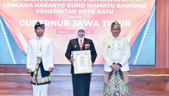 Gubernur Khofifah Terima Lencana Hakaryo Guno Mamayu Bawono dari Pemkot Batu