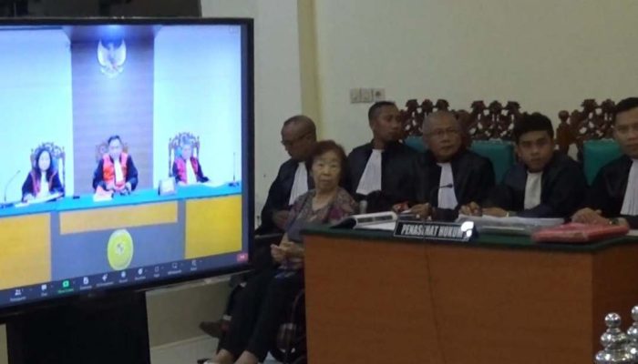 Melihat Perjuangan Nenek 78 Tahun di PN Jombang Demi Kelancaran Proses Persidangan