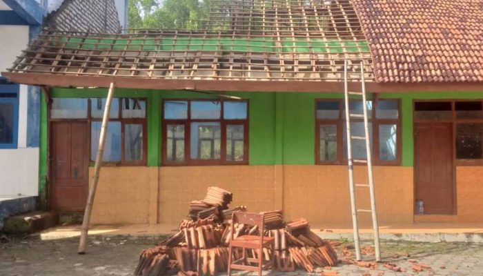 Lama Tidak Diperbaiki, Atap SDN Pajeruan 3 Sampang Roboh