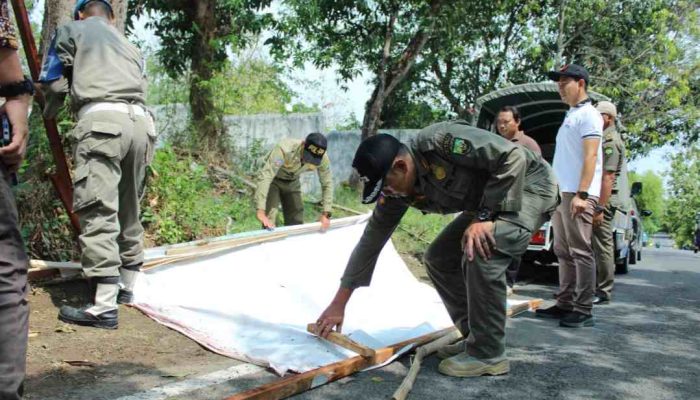 Tim Gab dan Bawaslu Blora Tertibkan Alat Peraga Kampanye