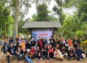 Puluhan Bisnisman Luar Daerah Kunjungi Wisata Tanoker: Main Egrang hingga Makan Nasi Biru