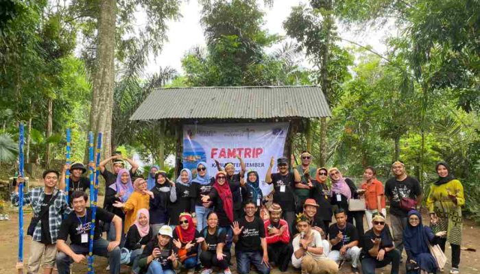 Puluhan Bisnisman Luar Daerah Kunjungi Wisata Tanoker: Main Egrang hingga Makan Nasi Biru