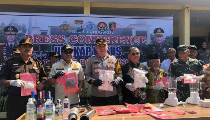 Jelang Nataru Polres Bondowoso Musnahkan Ribuan Botol Miras, Knalpot Brong dan Pil Logo Y