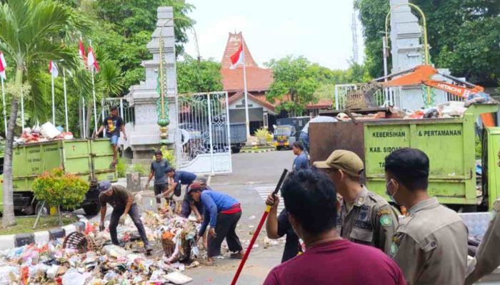 Demo Anarkis Petugas Kebersihan Buang Sampah di Pendapa Disebut Tak Paham Materi