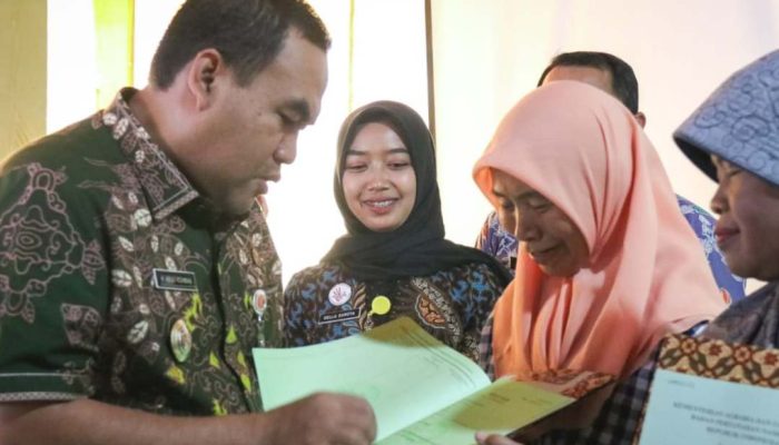 Bupati Blora Serahkan 703 SHM PTSL di Kelurahan Sonorejo