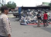 Truk Muatan Batu Bara 8 Ton Terguling di Palang Pintu KA di Jombang