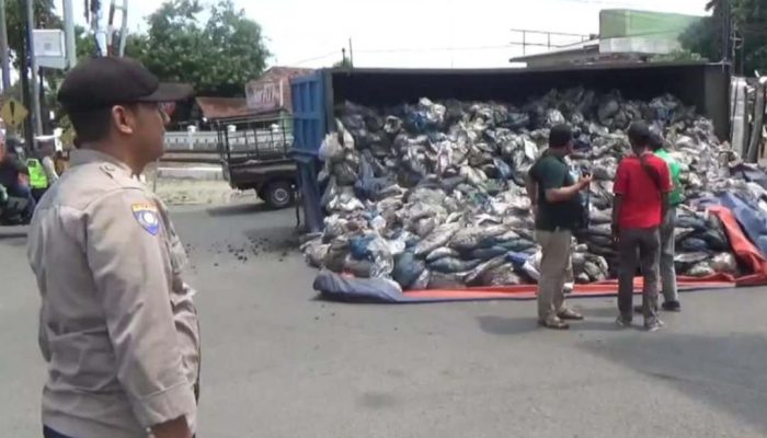 Truk Muatan Batu Bara 8 Ton Terguling di Palang Pintu KA di Jombang