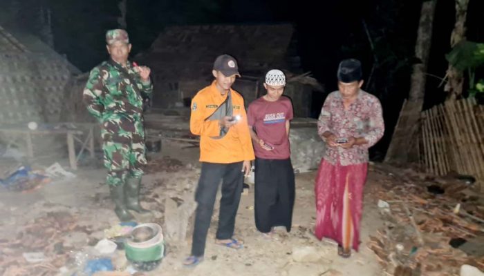 BPBD Sampang Didampingi Babinsa Monitoring Dapur Roboh