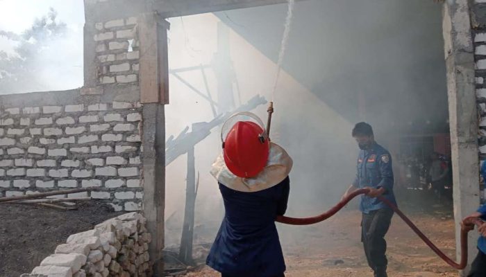 Diduga Korsleting, Rumah Kontrakan di Sampang Hangus Terbakar