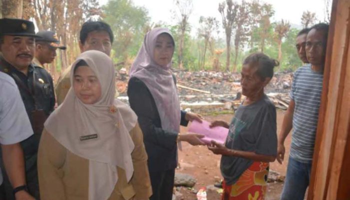 Pemkab Bondowoso Serahkan Bantuan Pada Korban Kebakaran