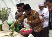 Prof Mahfud MD Ziarah ke Makam Pendiri NU di Jombang