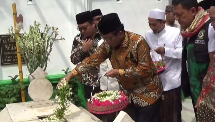 Prof Mahfud MD Ziarah ke Makam Pendiri NU di Jombang