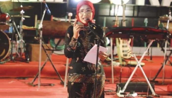 Panggung Budaya Madura, Hajjah Mimin Slamet Junaidi Persembahkan Puisi