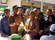 Pj Bupati Bondowoso Tinjau Operasi Pasar Murah Pemprov Jatim di Tamanan