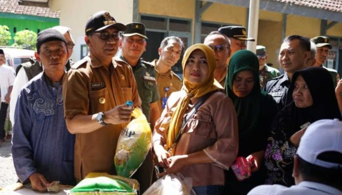 Pj Bupati Bondowoso Tinjau Operasi Pasar Murah Pemprov Jatim di Tamanan