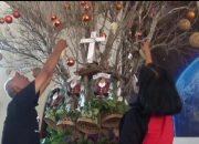 Melihat Pohon Natal di Jombang dari Ranting Kering dan Barang Bekas