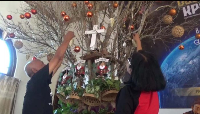 Melihat Pohon Natal di Jombang dari Ranting Kering dan Barang Bekas