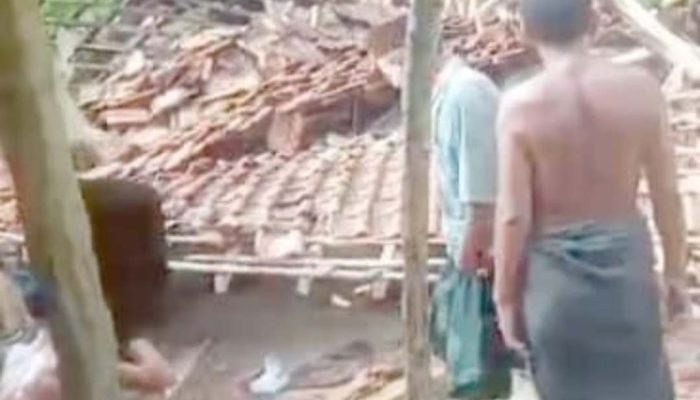 Niat Hati Turunkan Genteng, Dapur Malah Roboh