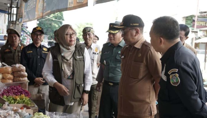 Sidak Pasar Jelang Nataru, Pj Bupati Bondowoso Pastikan Stok Sembako