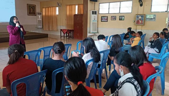 Mahasiswa Ilmu Komunikasi Universitas Ciputra Surabaya Gelar Workshop Mobile Photo dan Graphic Design