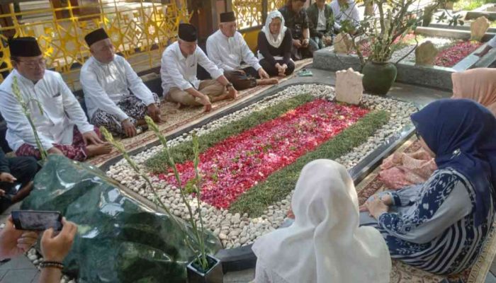 Giat Kampanye di Jombang, Ganjar Ziarah ke Makam Gus Dur